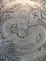 Oude Chinese One Tael munt met draak en karakters 4,4 cm., Antiek en Kunst, Ophalen of Verzenden