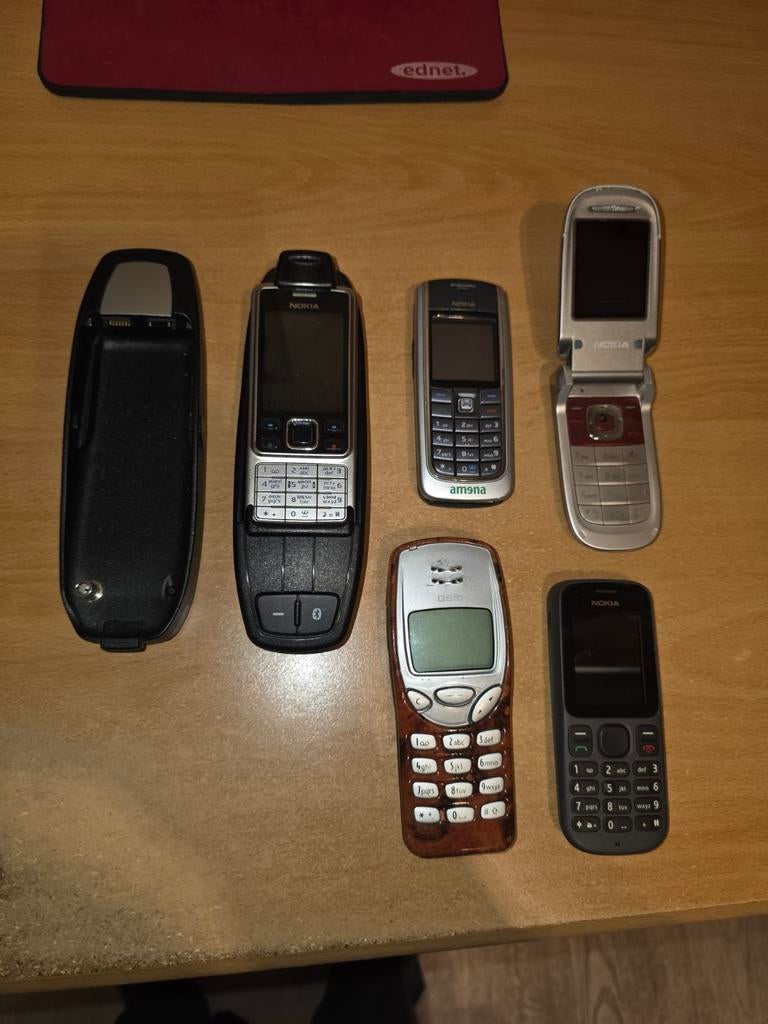Vier Nokia telefoons en twee autohouders, Telecommunicatie, Mobiele telefoons | Nokia, Ophalen, Gebruikt, Geen camera, Klassiek of Candybar
