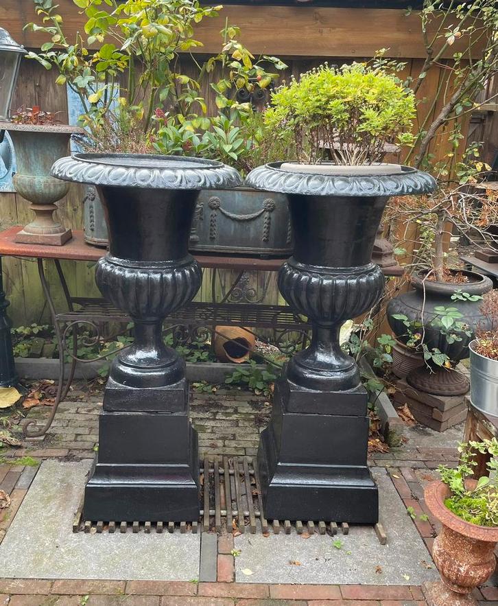 2 gietijzeren tuinvazen bloempotten op console sokkel, Tuin en Terras, Tuinvazen, Ophalen