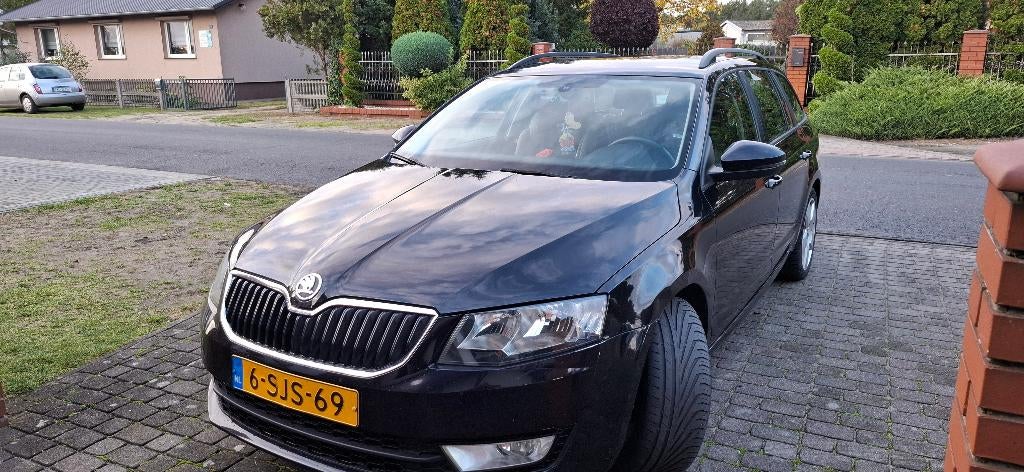 Skoda Octavia 1.4 TSI 103KW Combi 2013 Zwart, Auto's, Voorwielaandrijving, Zwart, 4 cilinders, Alcantara