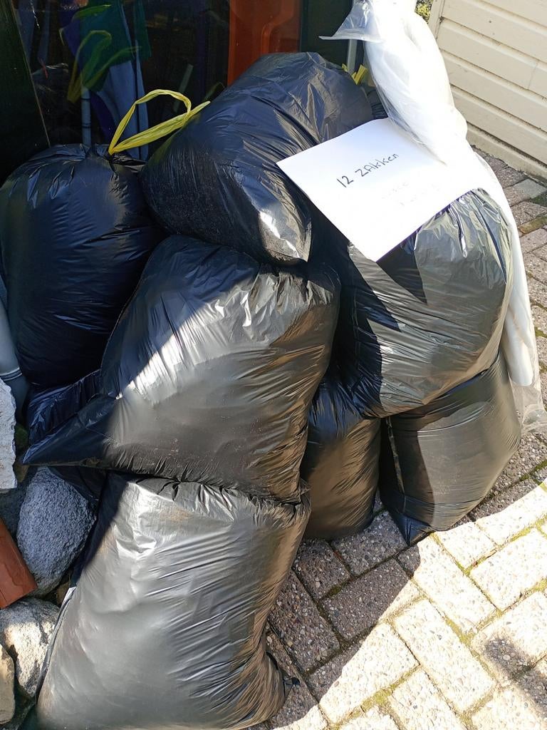 12 zakken met nette kleding, Ophalen