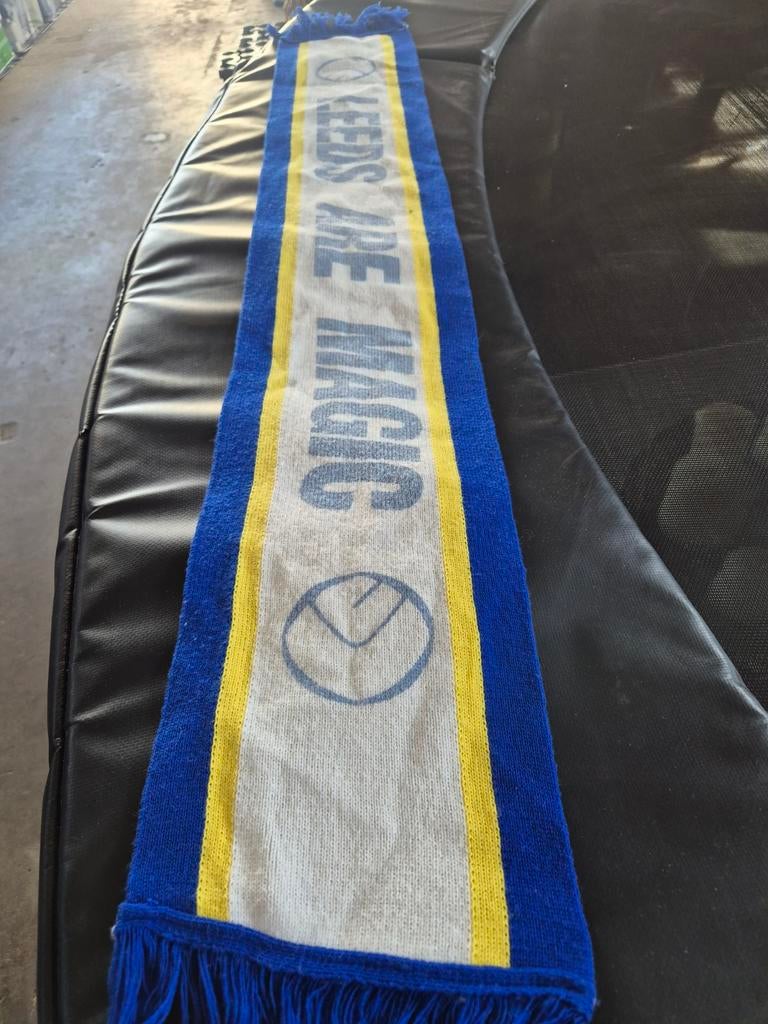 LEEDS UNITED, Ophalen of Verzenden, Zo goed als nieuw, Buitenlandse clubs, Vaantje of Sjaal