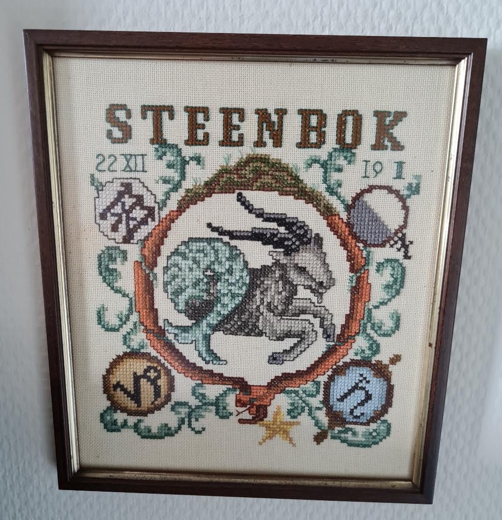 Mooi ingelijst borduurwerkje - steenbok, Antiek en Kunst, Ophalen of Verzenden