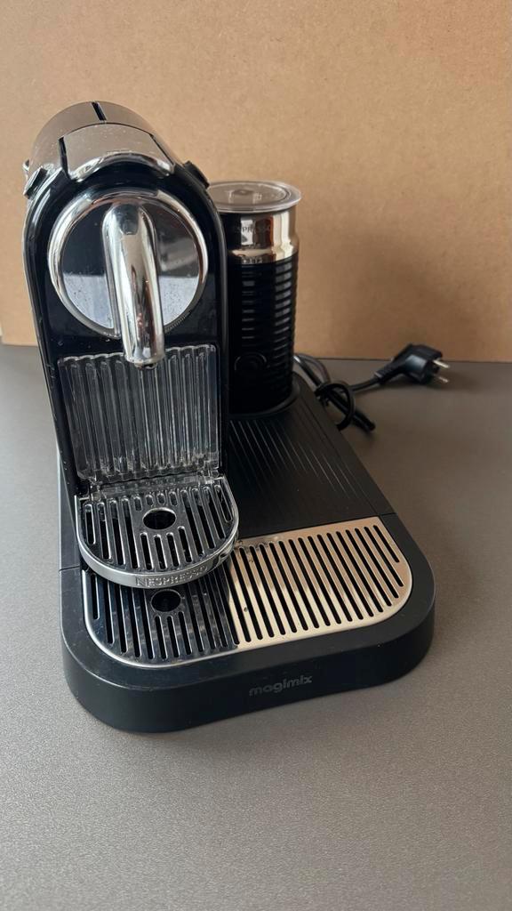 Magimix Nespresso M190 Milk NM koffiezetapparaat, Witgoed en Apparatuur, Koffiezetapparaten, Gebruikt, Koffiepads en cups, Koffiemachine