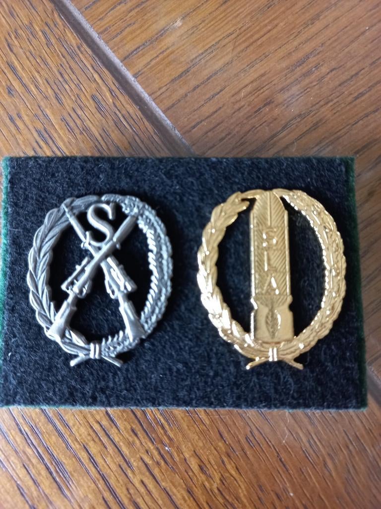 Gezocht speldjes Sniper en Sla., Ophalen of Verzenden, Landmacht, Nederland, Embleem of Badge