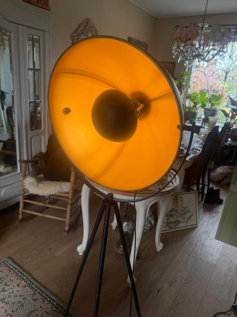 Staande zwarte driepoot lamp met gouden binnenkap, Huis en Inrichting, Lampen | Vloerlampen, Ophalen, Gebruikt, Metaal, 150 tot 200 cm