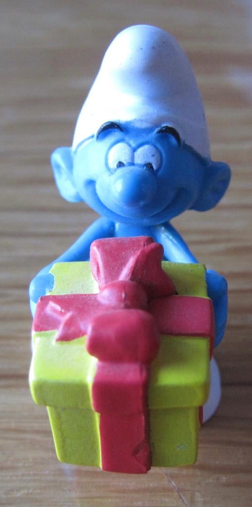 De cadeau smurf - Peyo - 2008, Ophalen of Verzenden, Zo goed als nieuw, Overige Smurfen, Poppetje, Figuurtje of Knuffel