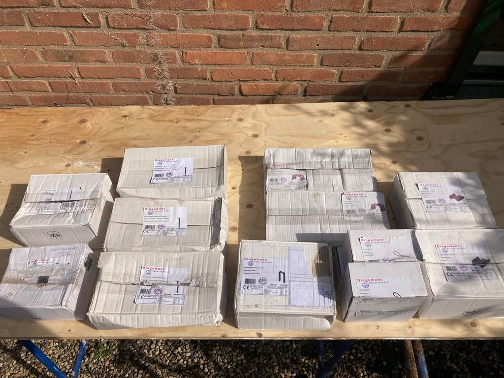 Dingemans bevestigings materiaal tbv plafond, Ophalen of Verzenden