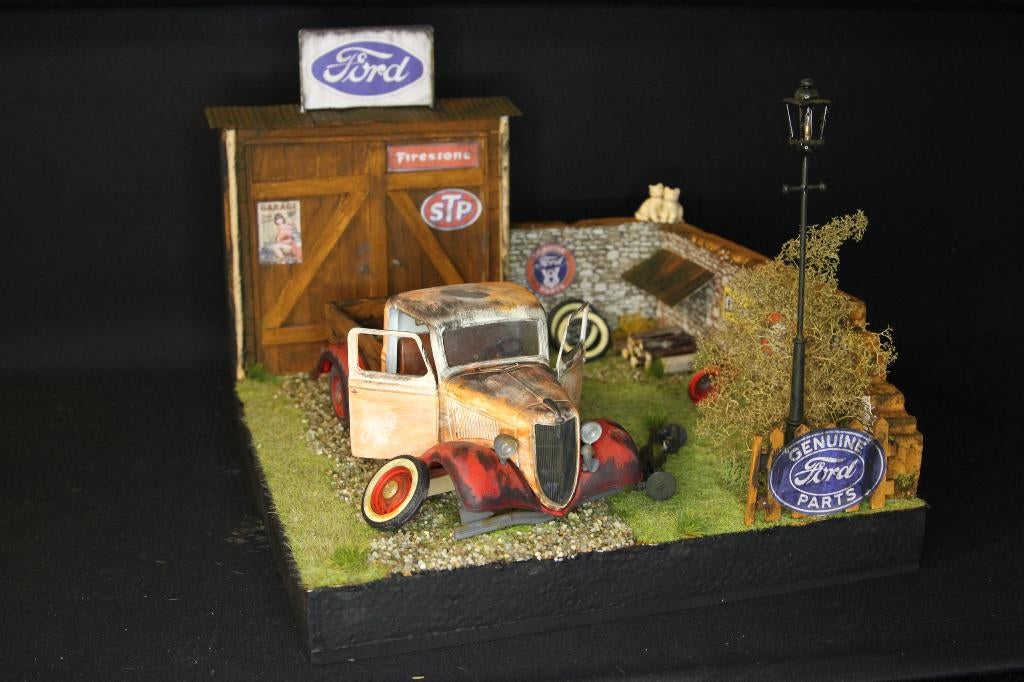 Diorama Verlaten Ford werkplaats 1:18 met 1936 Ford Pick-Up, Hobby en Vrije tijd, Modelauto's | 1:18, Overige merken, Info@bennie-gs.nl