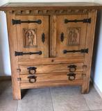 Eiken kast met houtsnijwerk en smeedijzer, Ophalen, 25 tot 50 cm