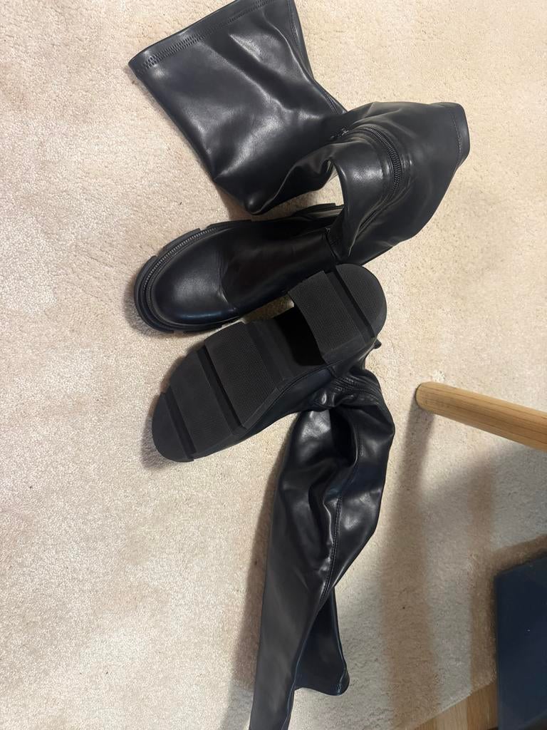 Zwarte hoge laarzen met grove zool. Maat 39, Ophalen of Verzenden, Gedragen, Zwart, Hoge laarzen