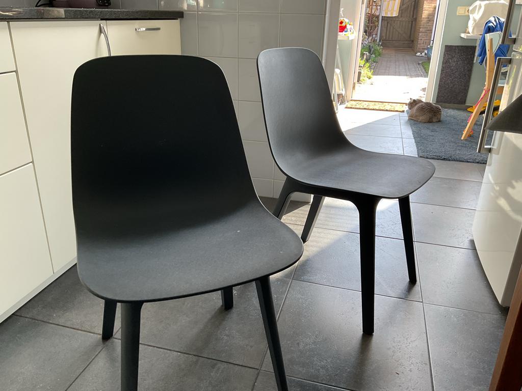 Twee IKEA ODGER keukenstoelen, donkergrijs, Huis en Inrichting, Ophalen, Kunststof, Gebruikt, Twee