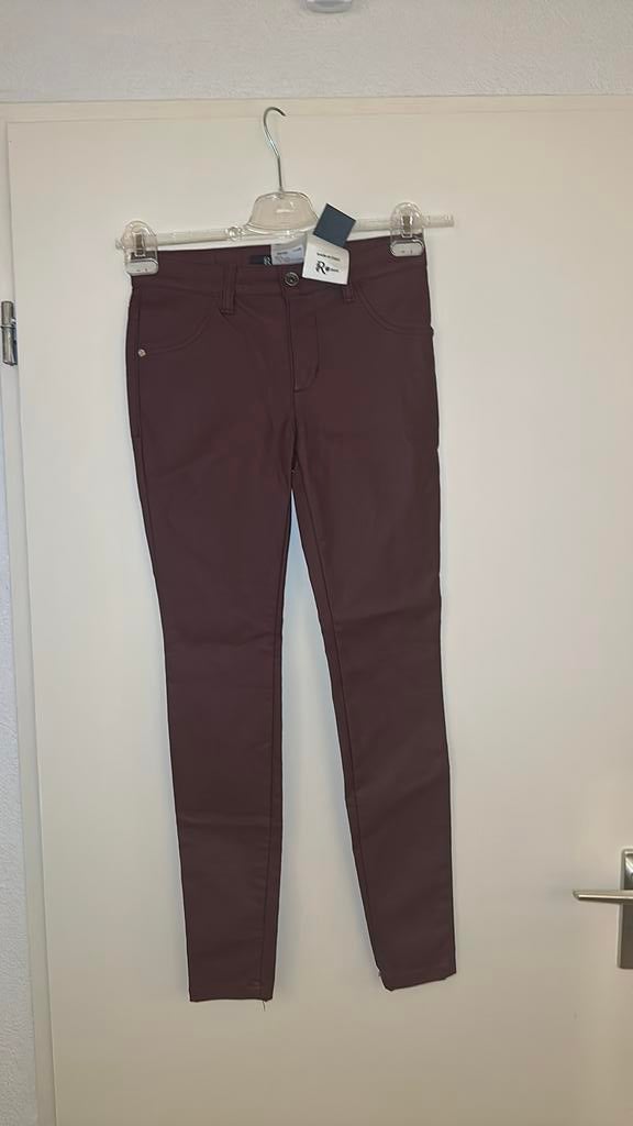 Nieuw bordeaux rode broek maat S merk Rinascimento, Maat 38/40 (M), Nieuw, Ophalen of Verzenden, Lang