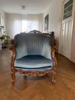 Antieke stoel met houtsnijwerk en blauwe bekleding, Ophalen