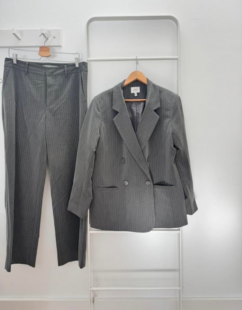 Gestuz blazer met pantalon . Grijze krijtstreep, Ophalen, Zo goed als nieuw, Maat 38/40 (M)