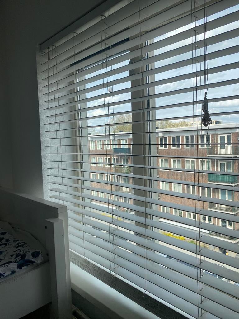 2 Witte houten jaloezieën 120 breed, Huis en Inrichting, Stoffering | Gordijnen en Lamellen, Gebruikt, 100 tot 150 cm, Wit, Ophalen of Verzenden