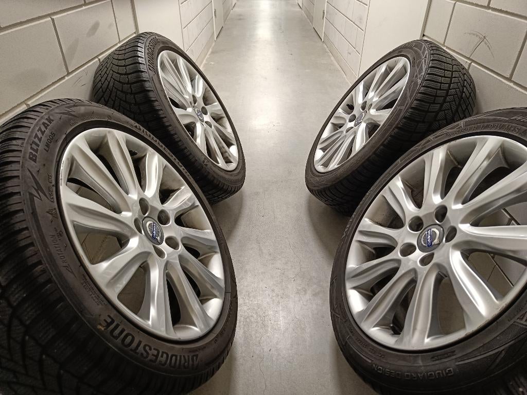 Volvo 17 inch Mannan velgen + winterbanden & sneeuwkettingen, Auto-onderdelen, Banden en Velgen, Ophalen, Gebruikt, Banden en Velgen