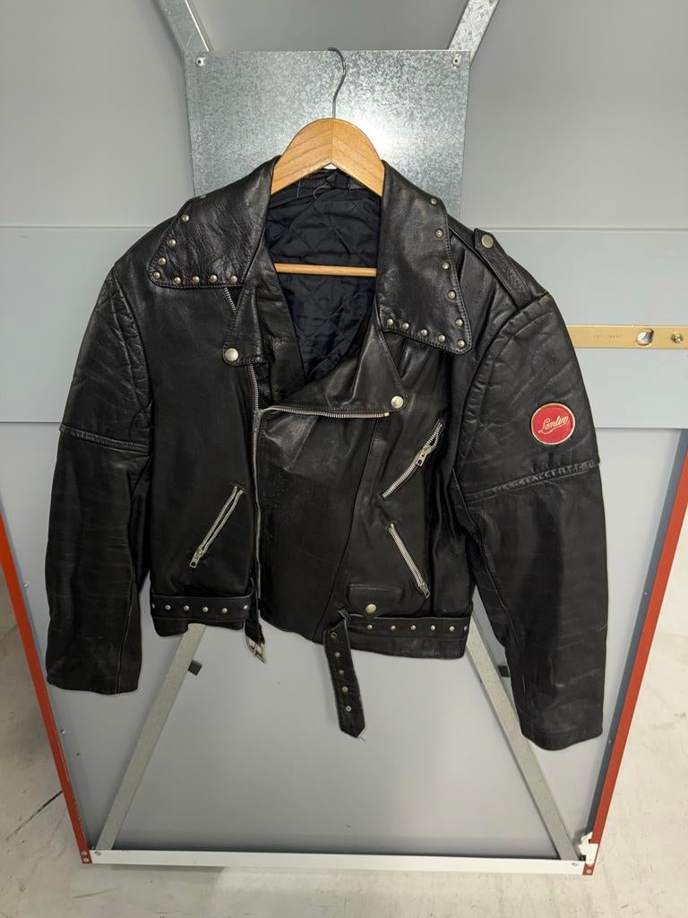 Stoere leren jas met studs en rode logo Lancia op arm, Kleding | Heren, Ophalen of Verzenden, Gedragen, Overige maten, Zwart