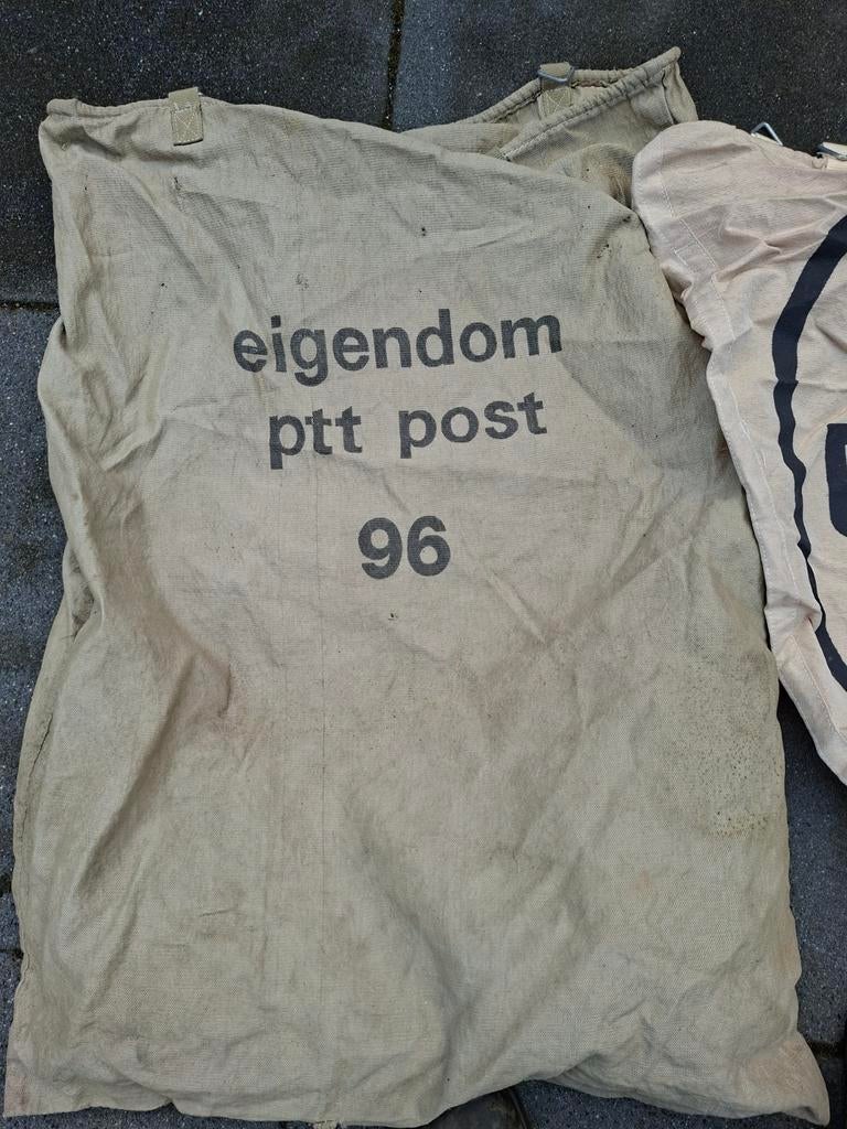 Postzakken uit sorteercentrum, Ophalen, Zo goed als nieuw