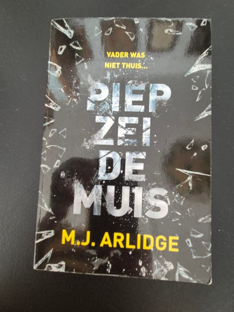 Piep zei de muis - M.J. Arlidge, Boeken, Thrillers, Gelezen, Ophalen of Verzenden