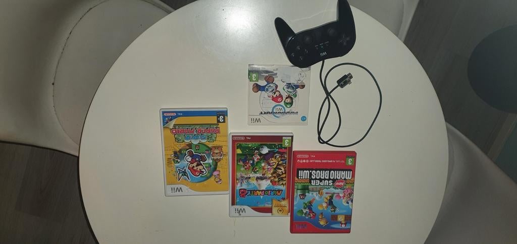 Nintendo Wii: 4 spellen + Classic Controller Pro Zwart, Spelcomputers en Games, Ophalen, Gebruikt, Eén computer, Platform