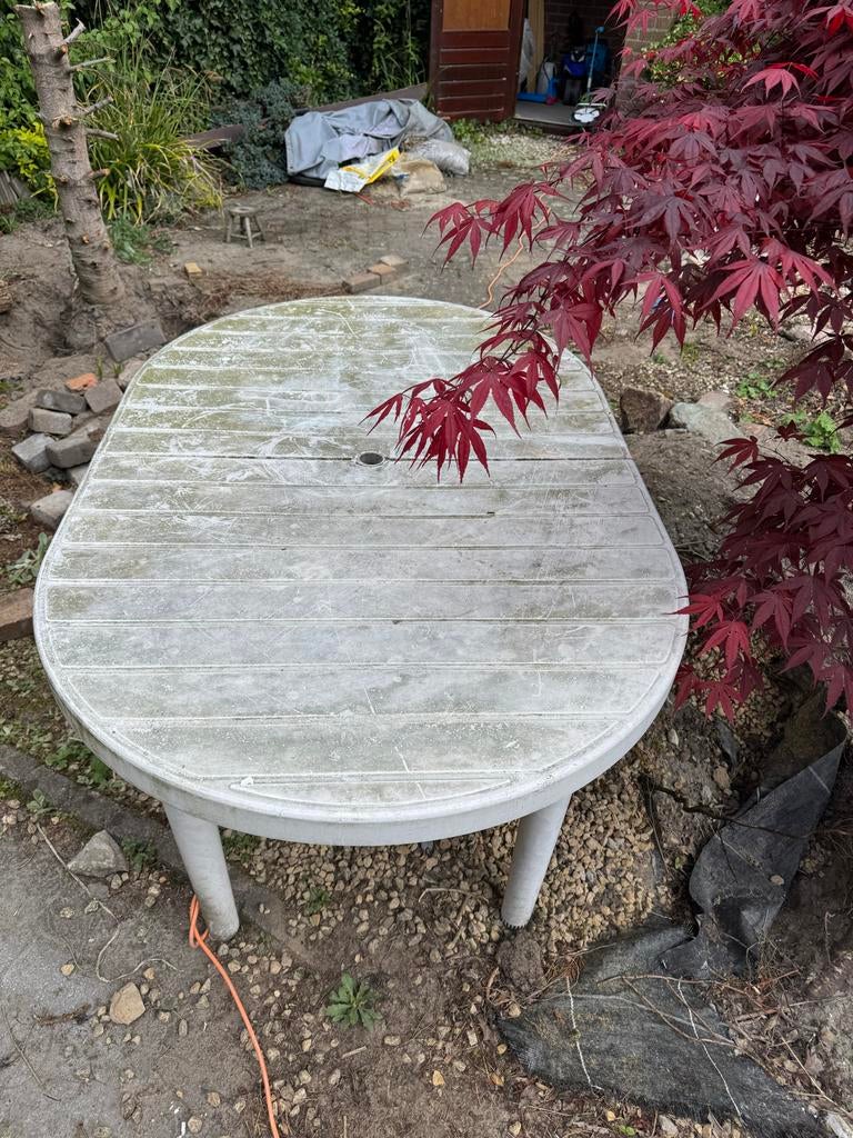 Gratis tuinset: tafel en 2 stoelen (armleuning kapot), Ophalen, Gebruikt, Ovaal, Kunststof