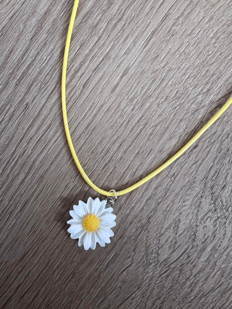 Ketting met bloem bedel, Sieraden, Tassen en Uiterlijk, Kettingen, Ophalen of Verzenden, Nieuw, Geel, Overige materialen