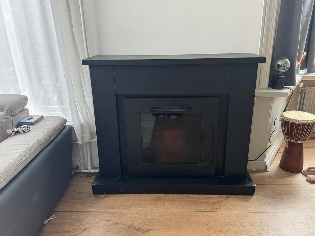 Mat zwarte schouw met uitneembare elektrische kachel, Huis en Inrichting, Haarden, Ophalen, Gebruikt, Vrijstaande haard, Elektrische haard
