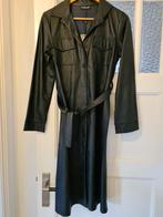 Nieuw: chique kunstleren zwarte jurk van By Musthaves S/M, Kleding | Dames, Jurken, By Musthaves, Verzenden, Zwart, Nieuw