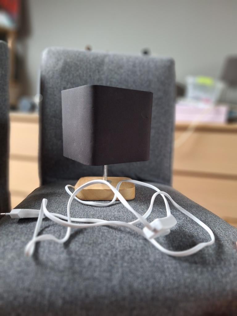 Moderne tafellamp met houten voet en zwarte kap, Gebruikt, Modern, Scandinavisch, Ophalen of Verzenden, Stof