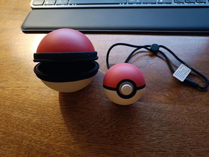 Poke ball Plus + Beschermhoes en USB kabel (Mew inside?), Spelcomputers en Games, Games | Nintendo Switch, Zo goed als nieuw, 1 speler