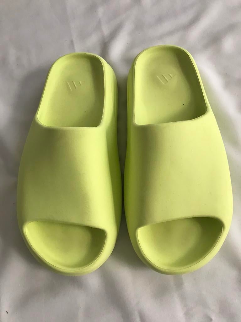 Yeezy Slides Glow Green Adidas maat 43, Kleding | Heren, Schoenen, Slippers, Overige kleuren, Ophalen of Verzenden, Zo goed als nieuw