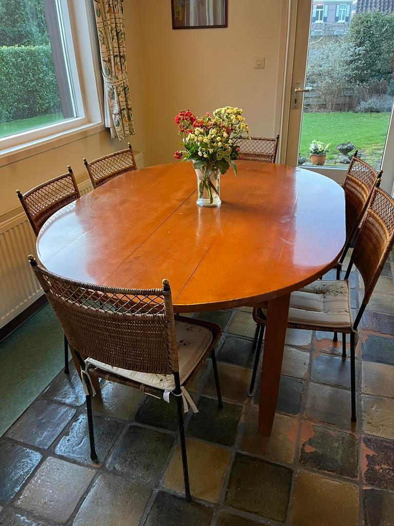 Ovale houten eettafel evt met 6 stoelen gratis, Gebruikt, 100 tot 150 cm, 200 cm of meer, Ophalen of Verzenden