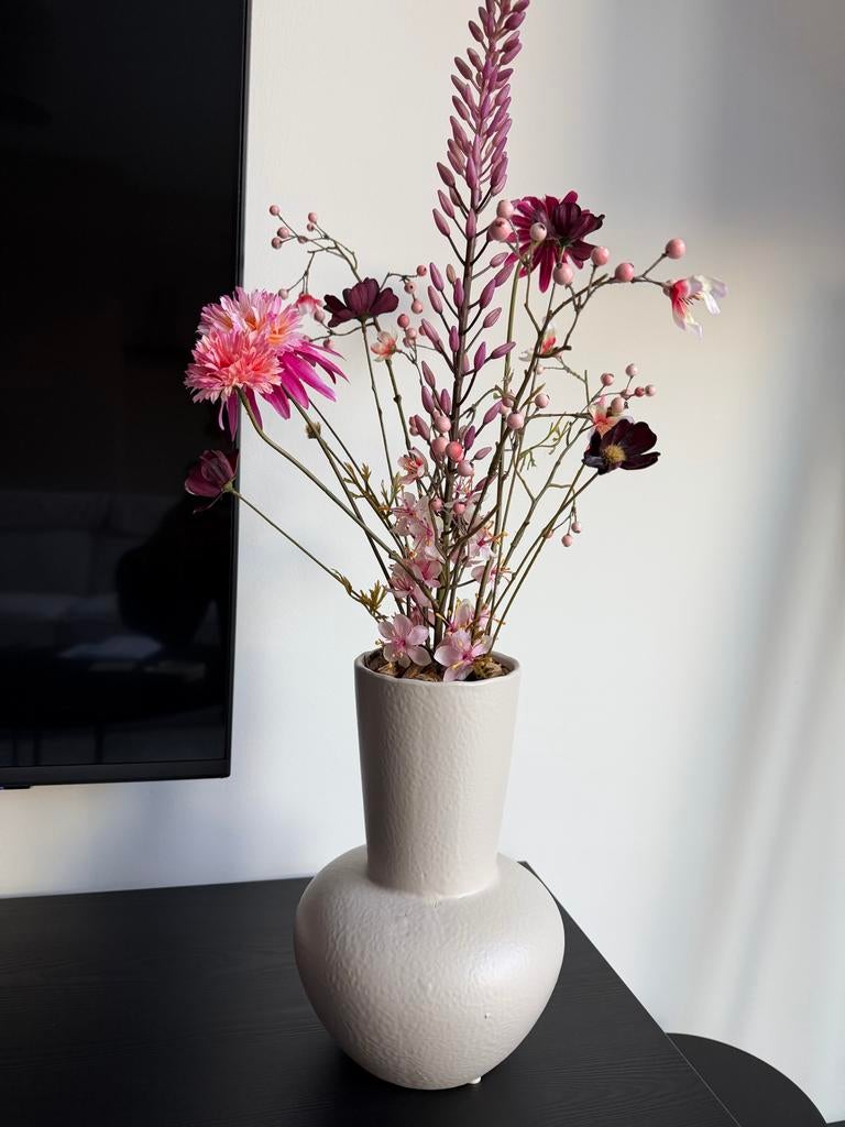 Vaas met zijden bloemen, Huis en Inrichting, Woonaccessoires | Vazen, Ophalen, Overige kleuren, 50 tot 75 cm, Aardewerk of Porselein