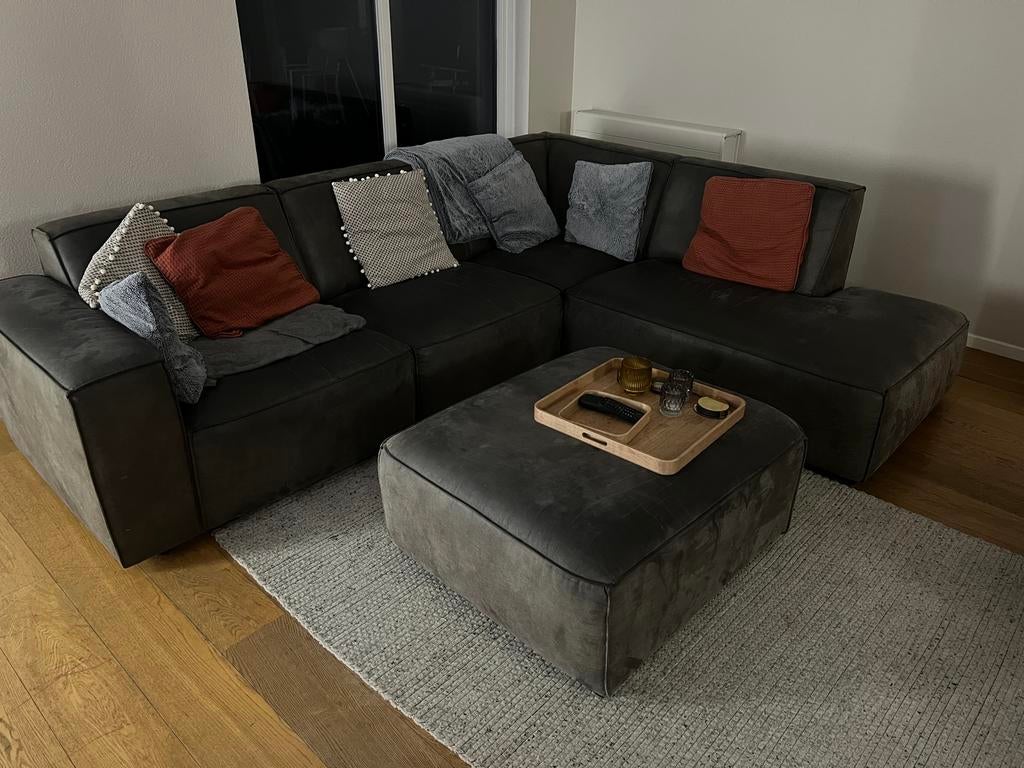 SEVN Hoekbank Antraciet Microleder met Poef (gebruikssporen), Huis en Inrichting, Banken | Bankstellen, Gebruikt, Hoekbank, Ophalen of Verzenden