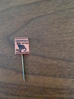 538 Vintage Langenberg's Katjes Drop Speldje, Verzamelen, Speldjes, Pins en Buttons, Ophalen of Verzenden, Gebruikt, Merk, Speldje of Pin