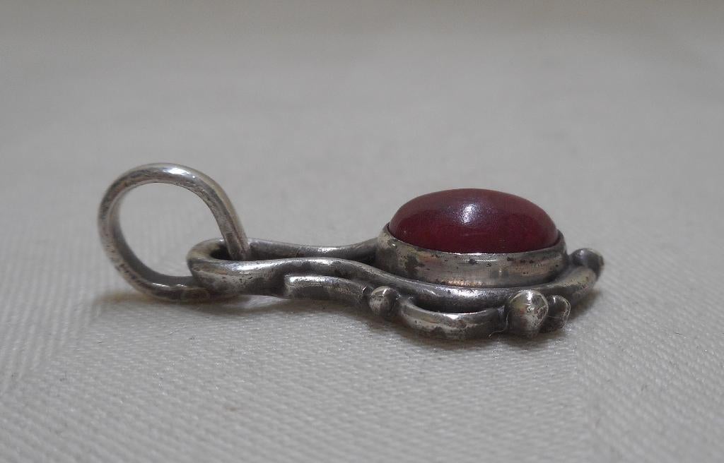 Zilveren vintage hanger met rode steen nr.1538, Verzenden, Zo goed als nieuw, Zilver, Zilver