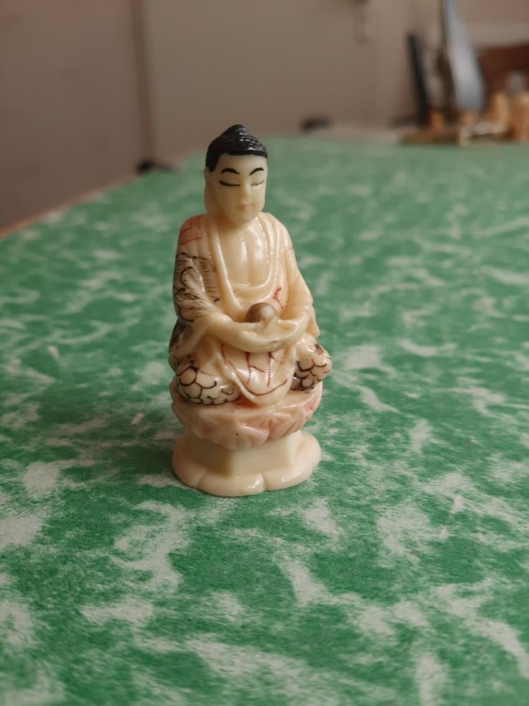 beeldje, Chinees figuur in zittende houding op lotusbloem., Antiek en Kunst, Minder dan 20 cm, Ophalen of Verzenden, Overige materialen