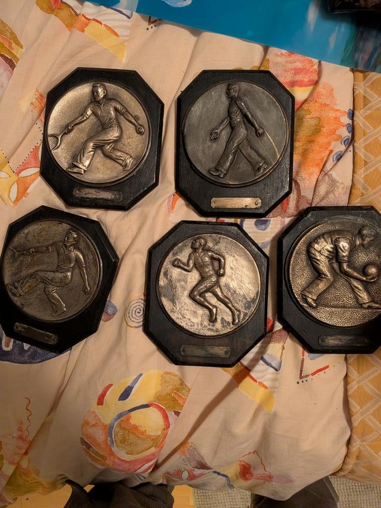 5 sport plaquettes op houten ondergrond, Verzenden