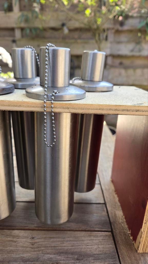 9 oliefakkels met houder, Ophalen