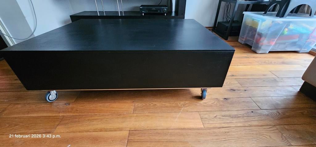 Robuuste houten salontafel, Ophalen