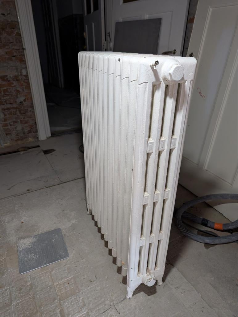 Antieke gietijzeren radiator - zwaar en decoratief, Antiek en Kunst, Antiek | Overige Antiek, Ophalen