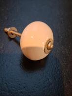 10 witte porseleinen kastknopjes, Ophalen