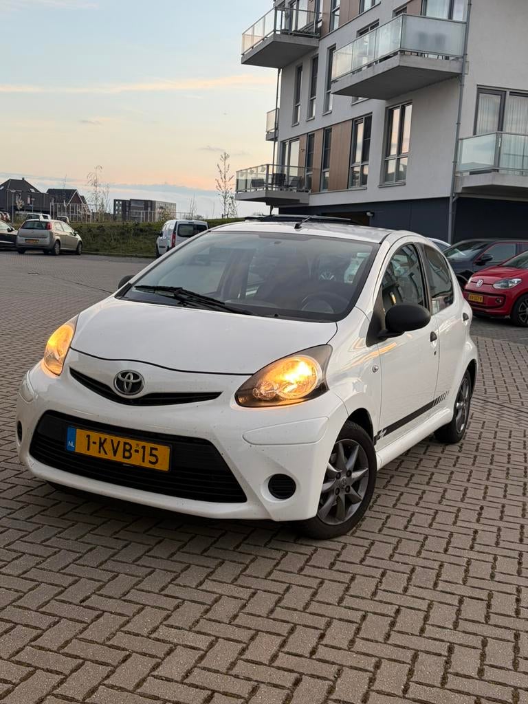Toyota Aygo 1.0 12V Vvt-i 5DRS 2013 Wit, Auto's, Toyota, Voorwielaandrijving, 4 stoelen, Origineel Nederlands, Handgeschakeld