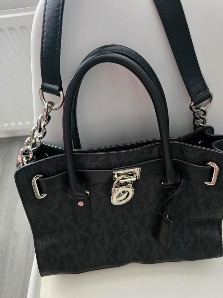 Zwarte Michael Kors handtas met zilveren details, Sieraden, Tassen en Uiterlijk, Tassen | Damestassen, Zo goed als nieuw, Handtas