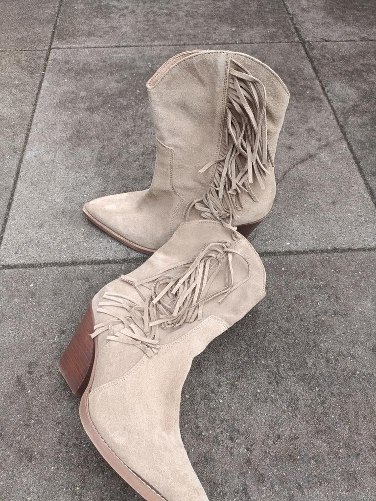 Beige suède enkellaarzen met franjes maat 41, Beige, Lage of Enkellaarzen, Ophalen of Verzenden, Zo goed als nieuw