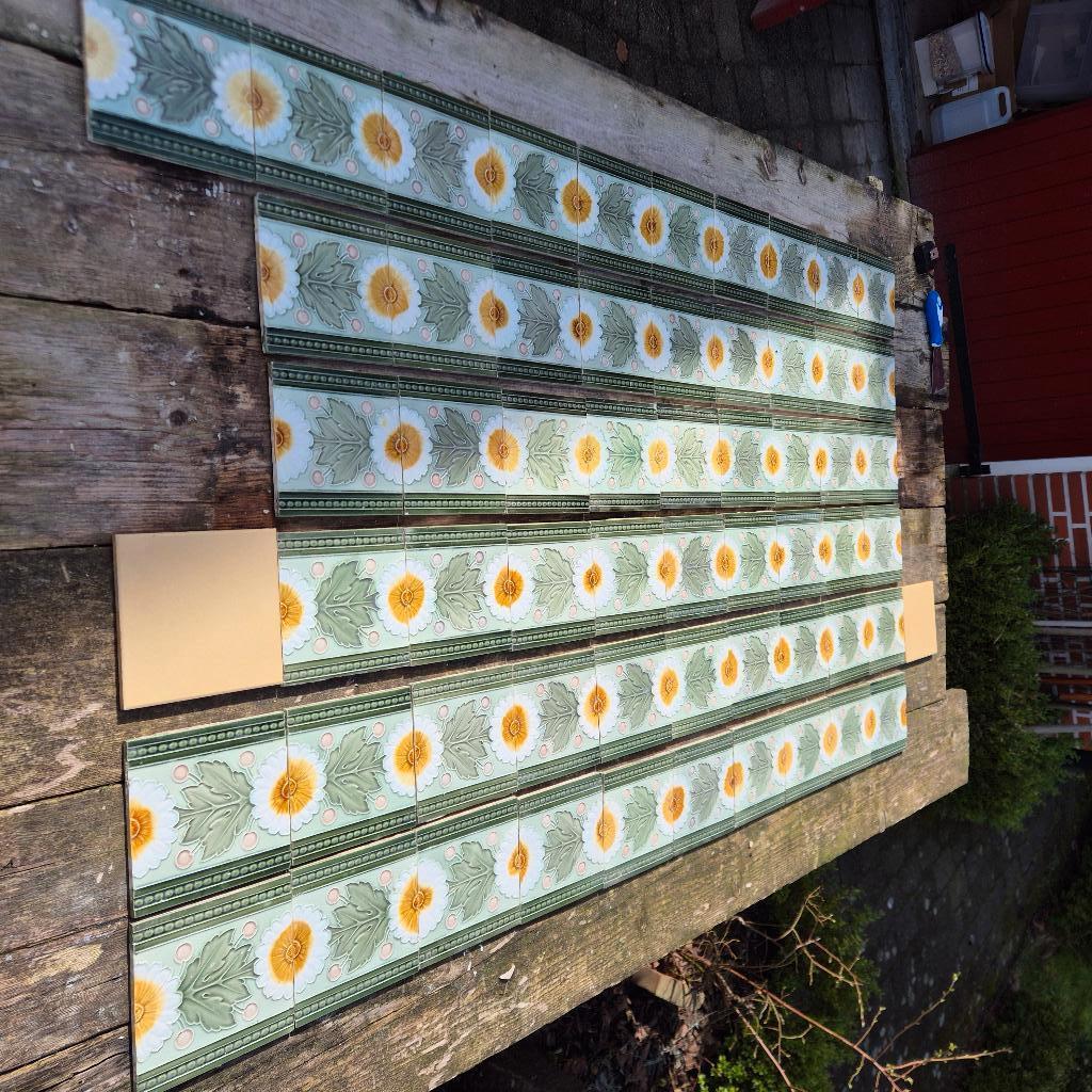 57 art nouveau randtegels grijsgroen tinten witte bloem, Ophalen