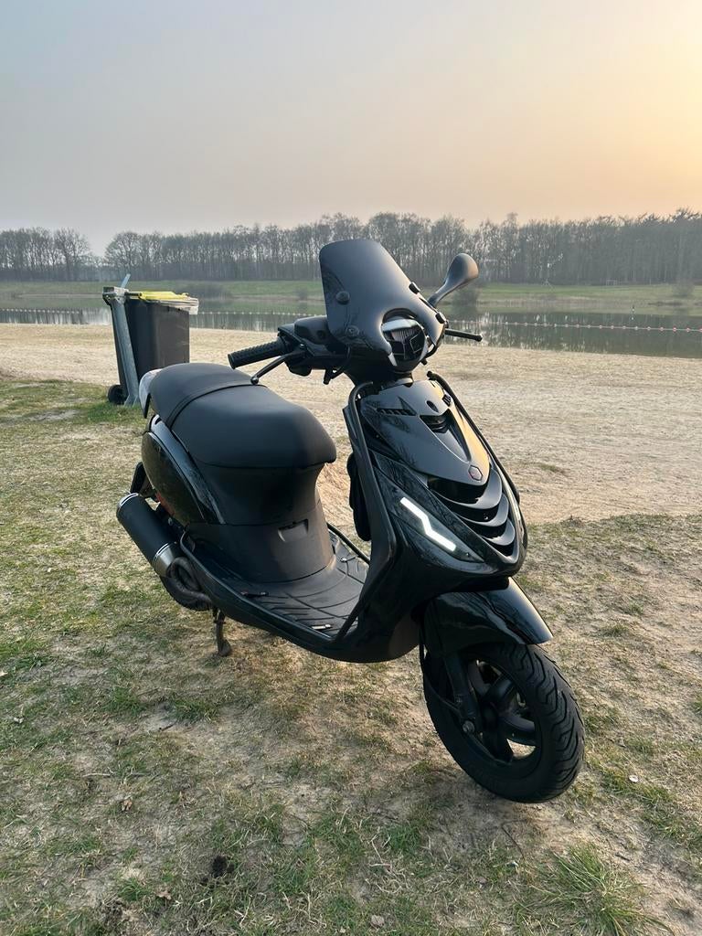 Zip full option 50cc 4takt, Fietsen en Brommers, Ophalen, Zo goed als nieuw, Benzine, Zip