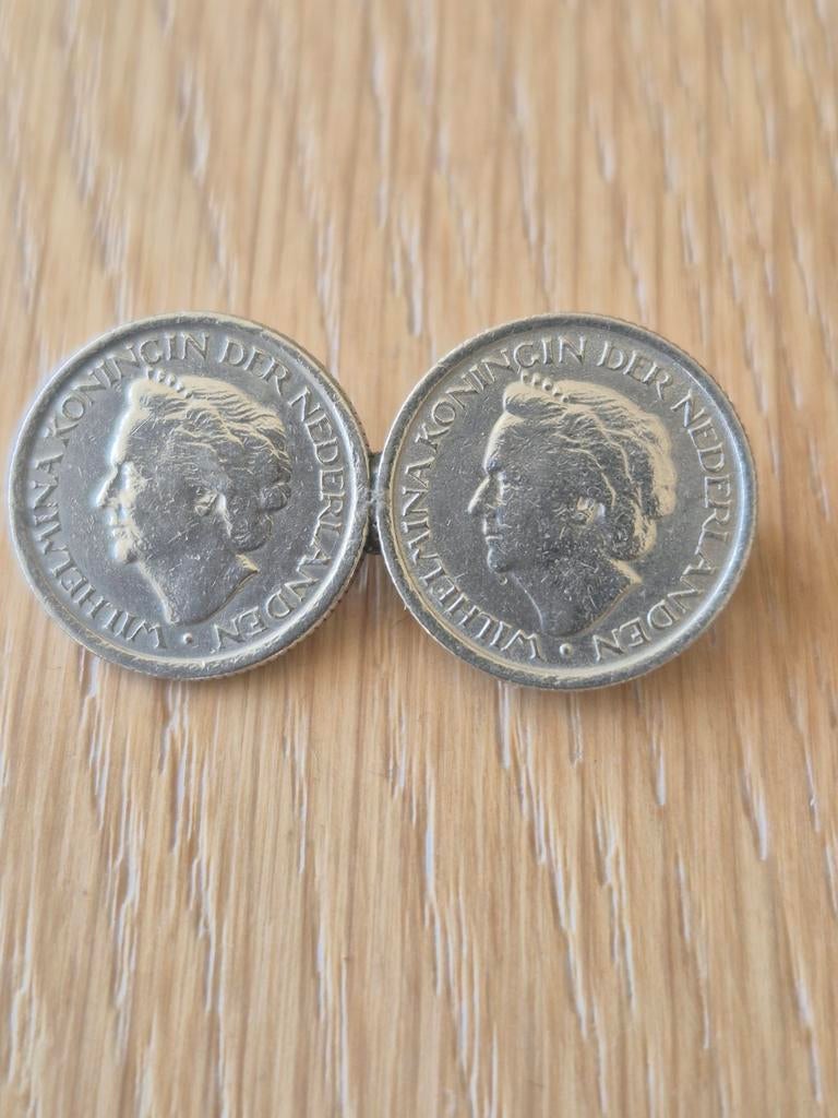 Bijzondere speld gemaakt van 2 oude Wilhelmina kwartjes, Ophalen of Verzenden, Overige materialen