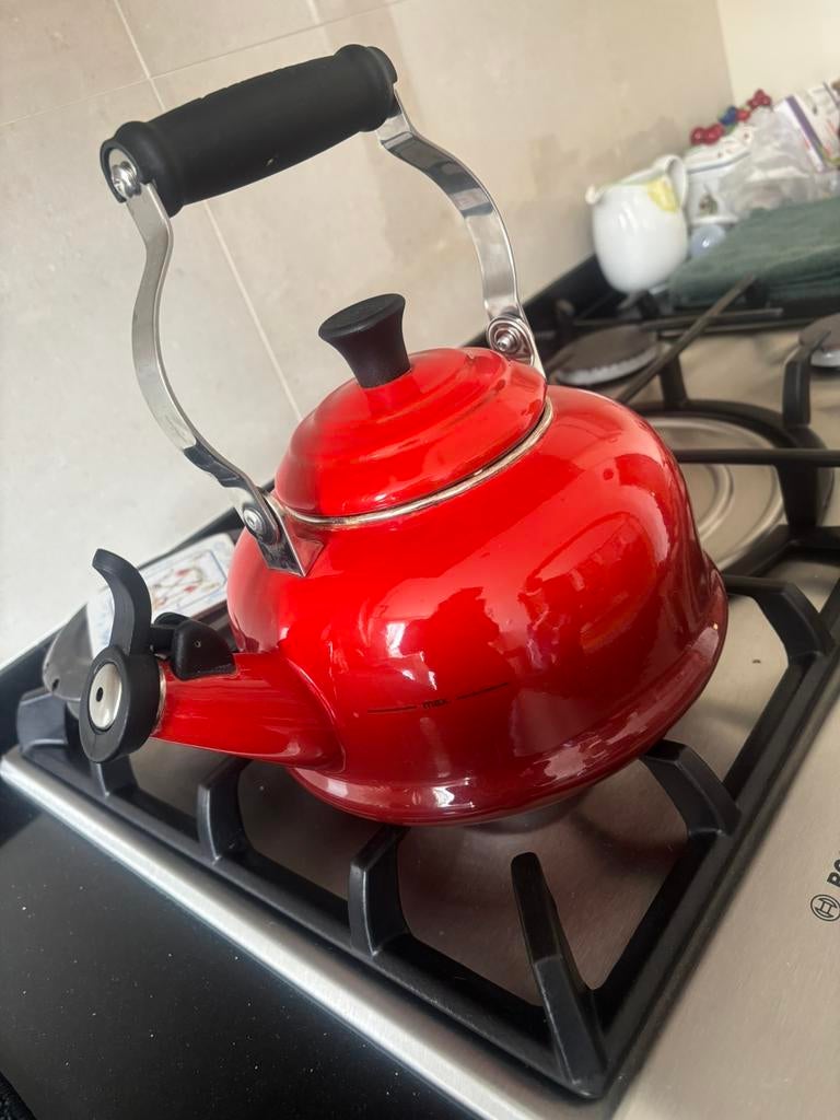 Le creuset fluitketel, 2 liter of meer, Verzenden, Zo goed als nieuw